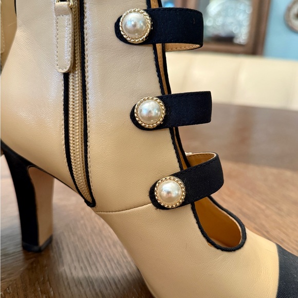 Chanel Elegant Cream and Black Women's Heels - Picture 6 of 13